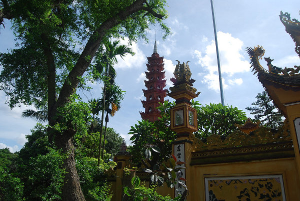 Pagoda de Tran Quoc tras la vegetación