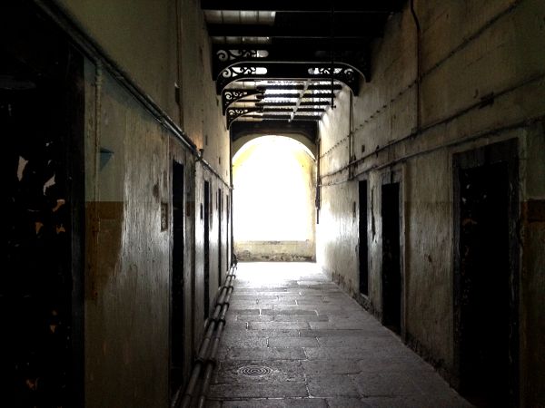 Pasillos de Kilmainham Gaol, la cárcel de Dublín