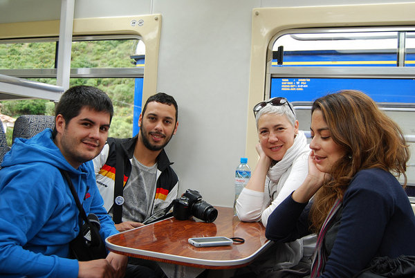 Pau, Luis, Victoria y María en el tren a Machu Picchu