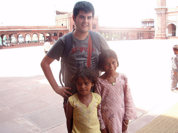 Pau con dos niñas hindúes