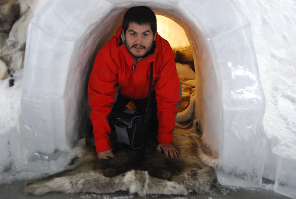 Pau en un iglú del Artico Ice Bar de Laponia Noruega