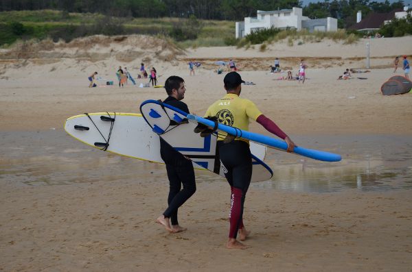 Pau y Alí, tras las clases de surf en Somo, Cantabria