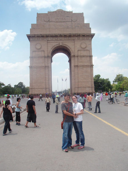 Pau y Vero delante de la India Gate
