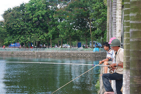 pescadores en el lago de ho tay de hanoi