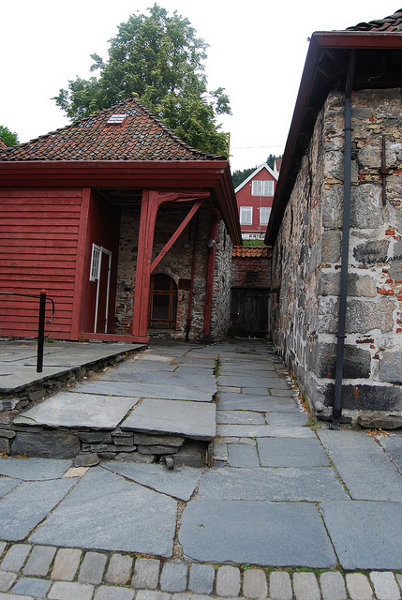 Piedra y madera en el barrio de Bryggen en Bergen