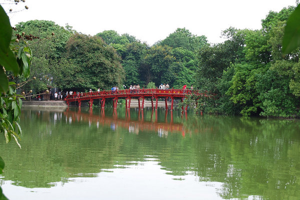 puente de huc en el lago hoan kiem