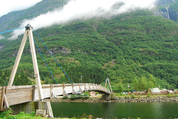 Puente de madera sobre los fiordos noruegos