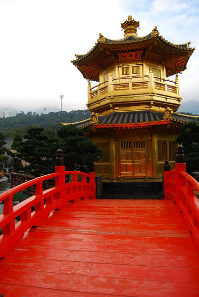 Puente y pagoda del Nan Lian Garden de Hong Kong