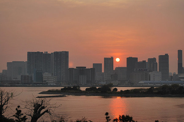 Puesta de sol en la bahía de Tokio