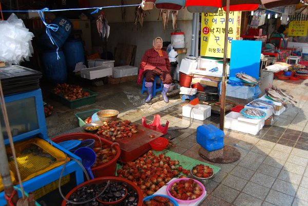 Puesto afuera del Mercado de pescado Jagalchi de Busan