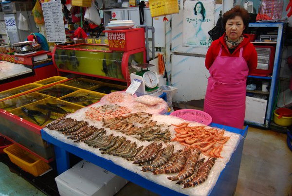 Puesto del Mercado de pescado Jagalchi de Busan