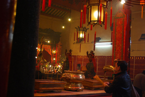 Rezando en el Man Mo Temple