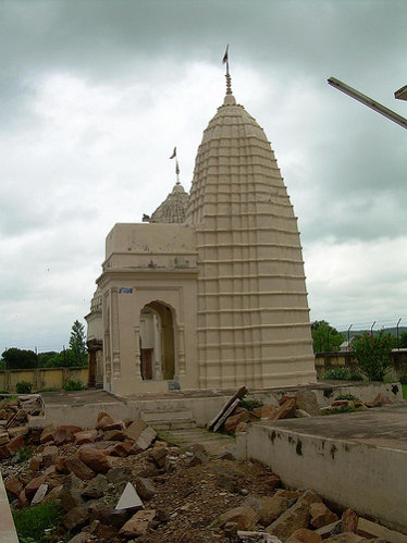 Ruinas junto a un templo jainista en Khajuraho