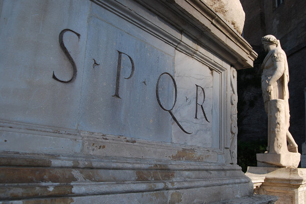 SPQR en la Piazza del Campidoglio de Roma
