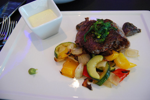 Steak de ternera con wasabi Aqua Restaurant and Bar en Ålesund