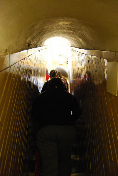 Subiendo las escaleras de la cúpula de la Basílica de San Pedro en el Vaticano