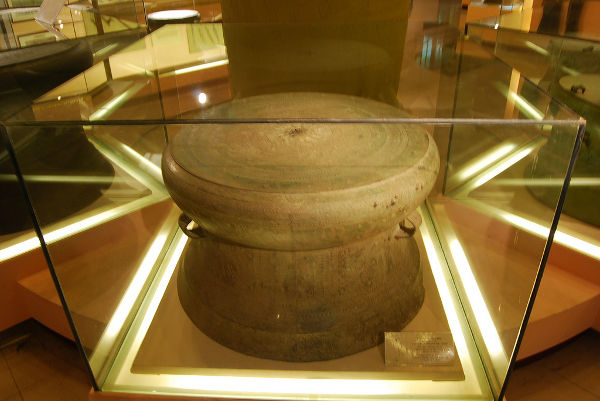 Tambores de bronce labrados en el Museo de Historia de Hanoi