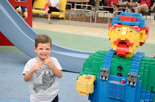 Teo con Luigi en Legoland Alemania
