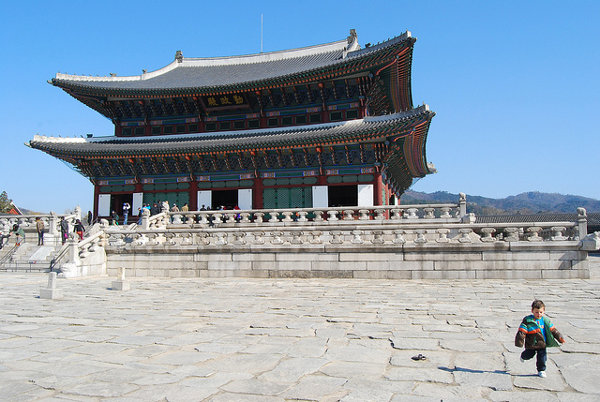 Teo corriendo por el Palacio Gyeongbokgung de Seúl