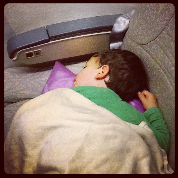 Teo durmiendo en el vuelo de Emirates
