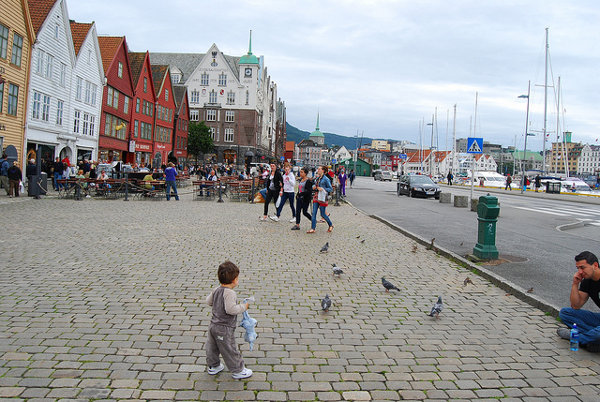 Teo en el barrio de Bryggen en Bergen