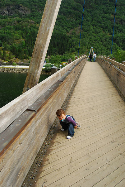 Teo jugando en el puente de madera sobre los fiordos noruegos