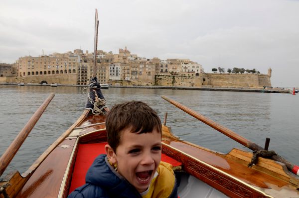 teo navegando por las tres ciudades de malta