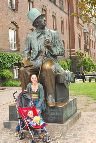 Teo y Vero con Hans Christian Andersen