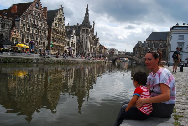 Teo y Vero en los canales de Gante en Flandes