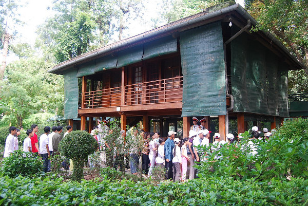 Turistas haciendo cola para ver la Casa Zancuda