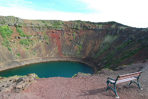 Un banco en el cráter Kerið