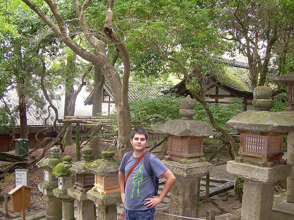 Un joven Pau ante las linternas de piedra del Kasuga-taisha