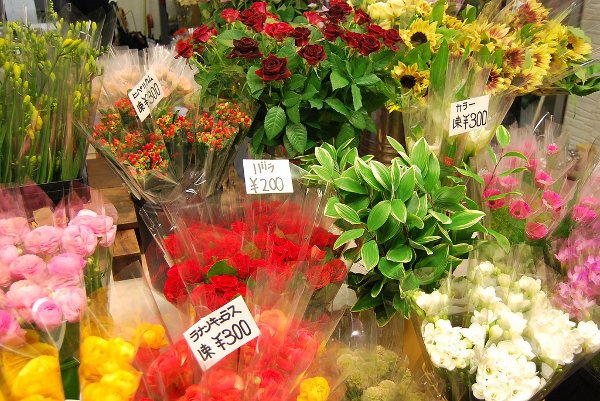 Un ramo de flores en el mercado de Omicho
