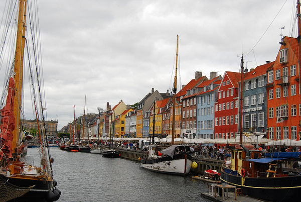 Veleros en el canal de Nyhavn en Copenhague