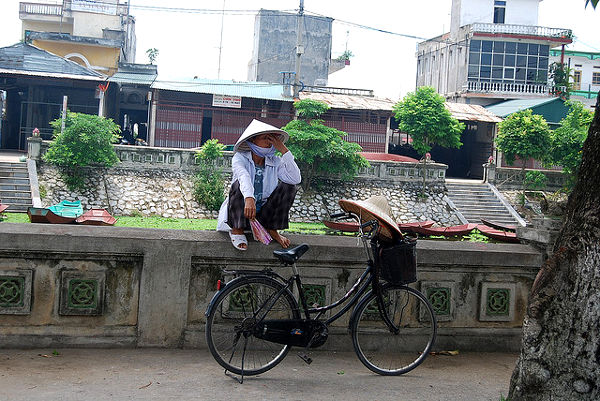 vendedora de gorros cónicos en vietnam