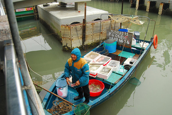 Vendiendo pescado en Tai O