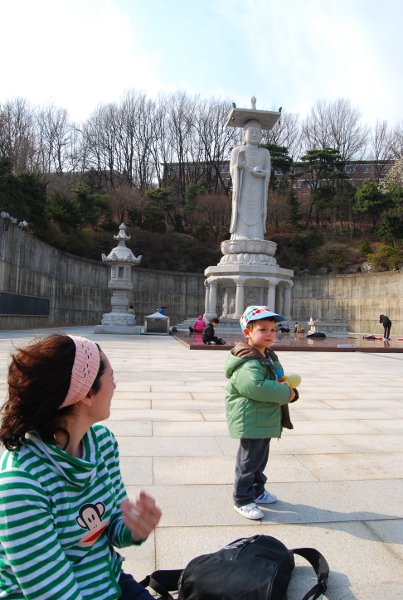 Vero, Teo y el Buda del templo Bongeunsa de Seúl