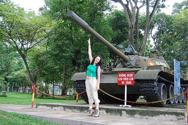 Vero ante un tanque en el Palacio de Reunificación