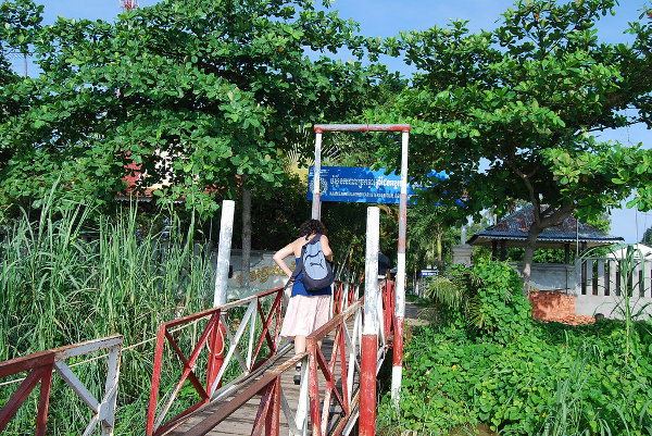 Vero entrando en el puesto fronterizo fluvial de Camboya