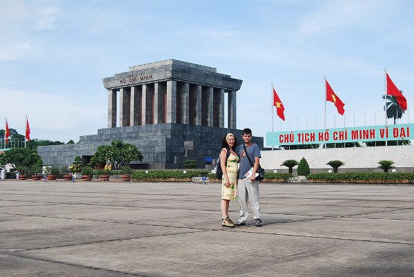 Vero y Pau ante el Mausoleo de Ho Chi Minh
