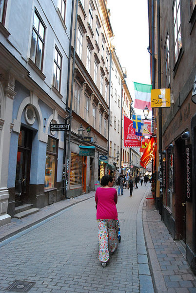 Vero y Teo paseando por el Gamla Stan de Estocolmo