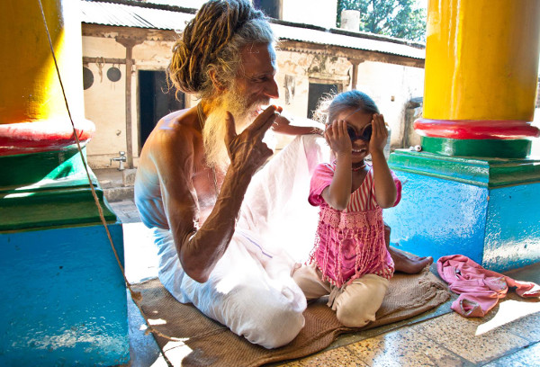 Viajes a India con Panipuri Viajes, saddu y niña