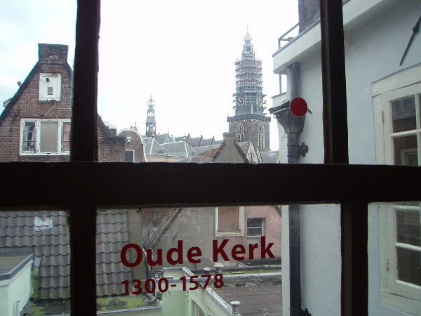 Vistas de la Oude Kerk desde el Museo Amstelkring